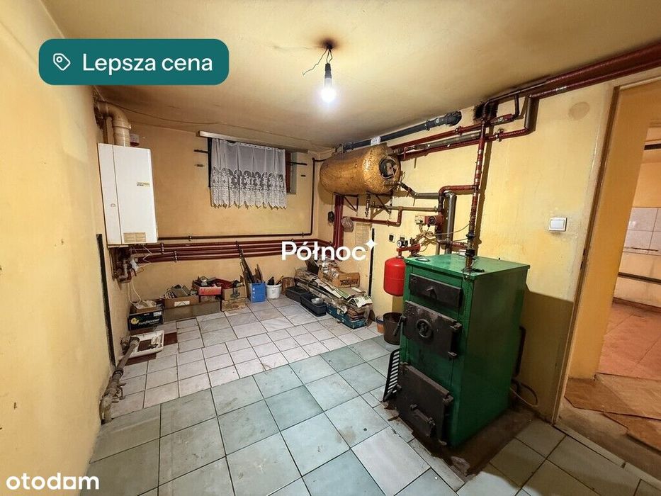 Dom przy spokojnej ulicy, nad rzeką.