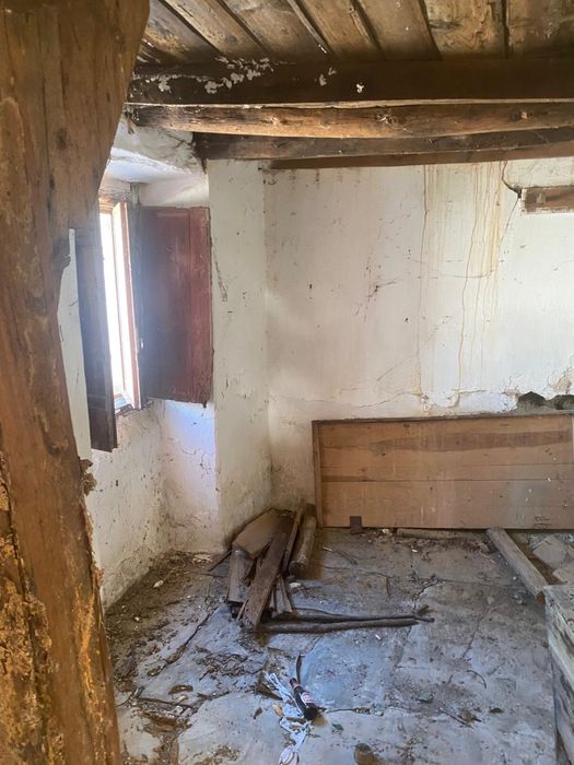 Casa em ruina com 2 pisos