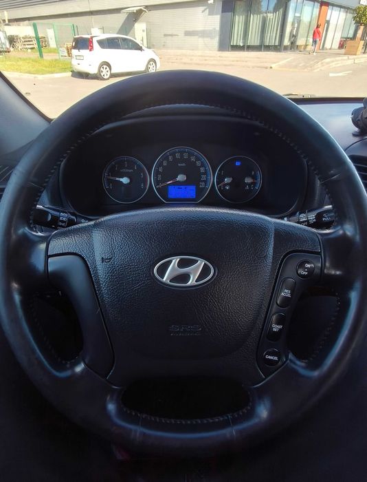 Hyundai Santa Fe -  9000 $