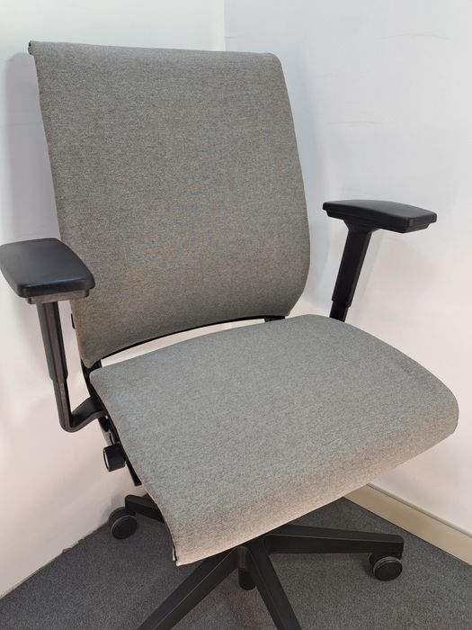 Fotel biurowy obrotowy Steelcase Think  szary.