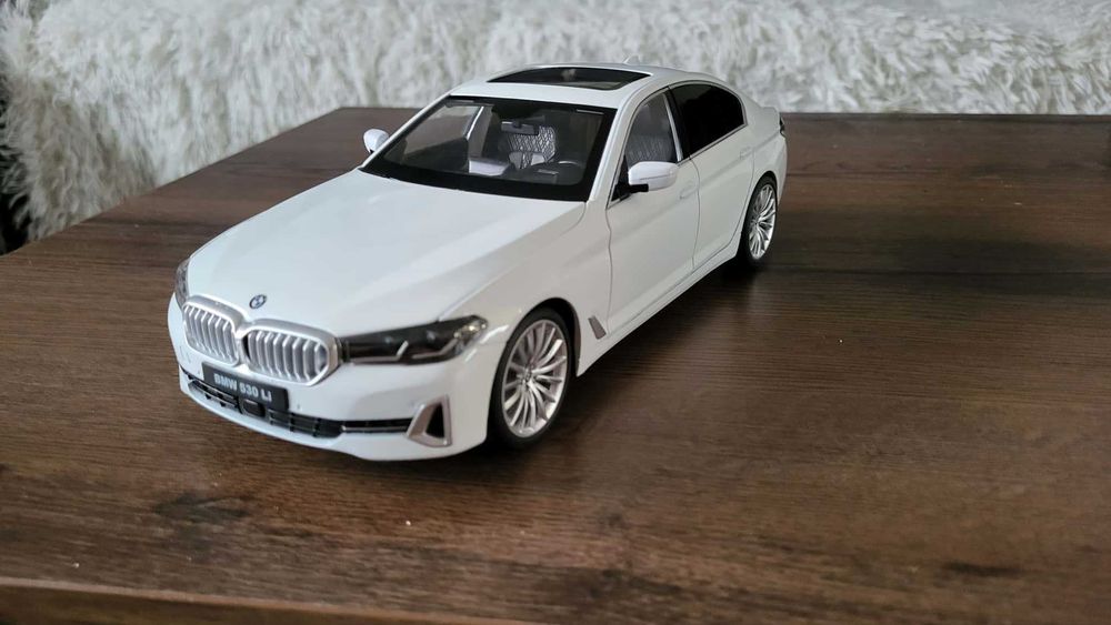 samochód Bmw G30 Lift 1:18 NOWY wszystkie elementy otwierane