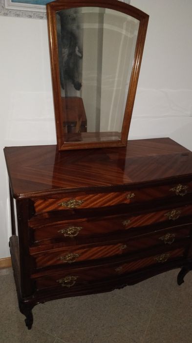 Cómoda Queen Anne com espelho