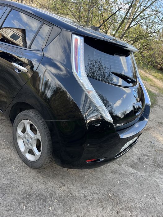 Продам своє авто Nissan Leaf