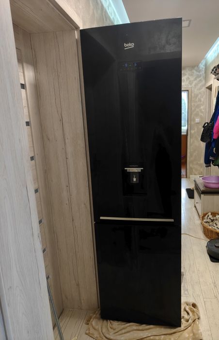 Lodówka Beko czarna z podajnikiem na wode no frost
