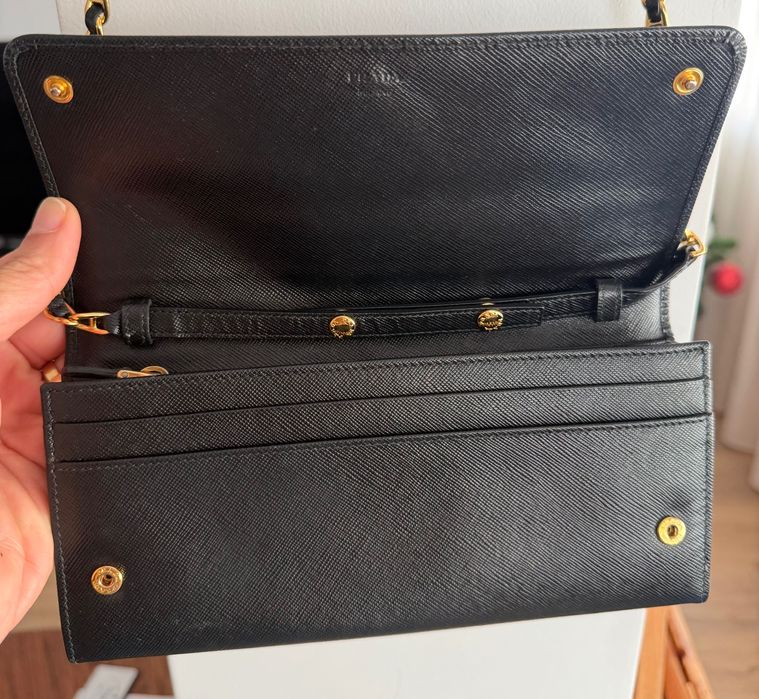 Bolsa de mão carteira PRADA com corrente em couro saffiano.