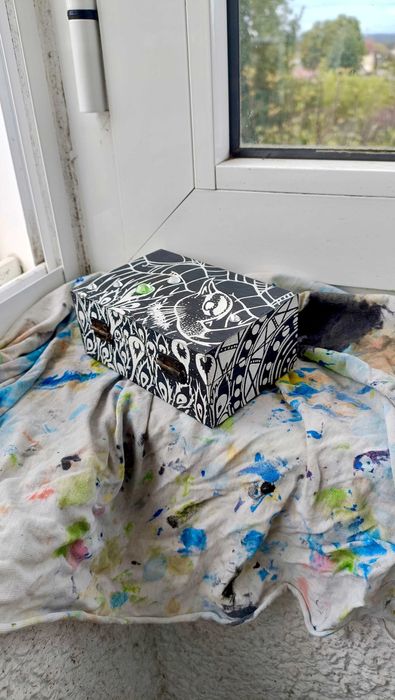 Caixa de Madeira, Pintada à mão