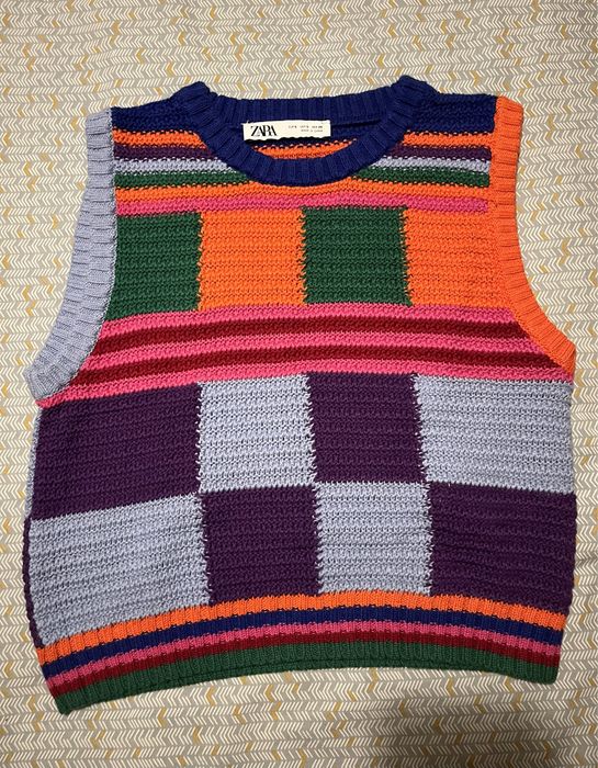 Vendo colete juvenil em tons laranja, verde e azul