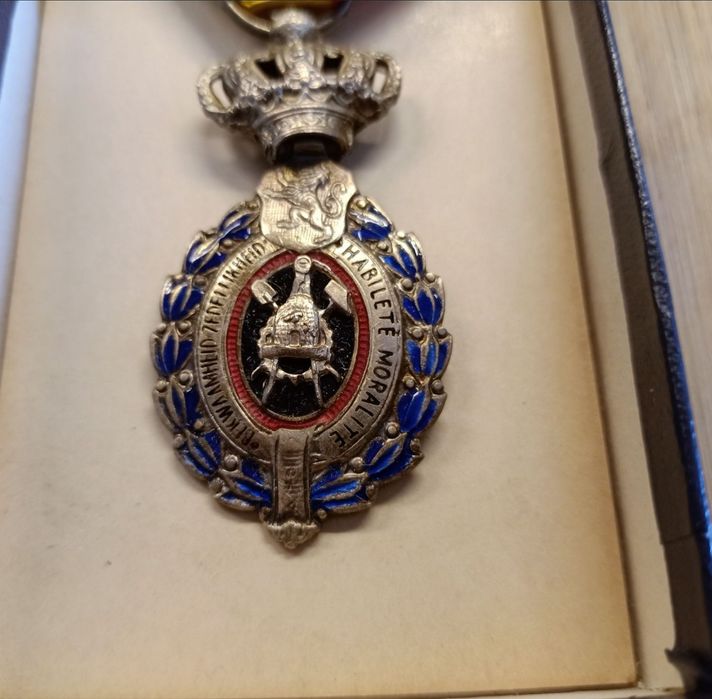 Dwa medale za zasługi.