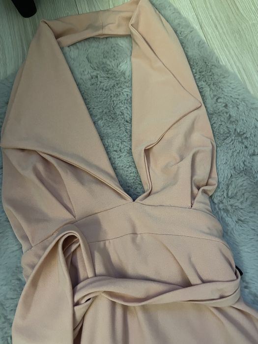 Dopasowana sukienka pudrowy róż missguided