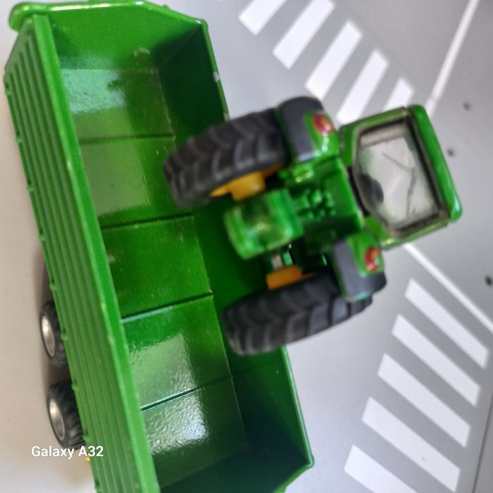Siku  traktor John deere z ladowaczem I przyczepa  metalowa