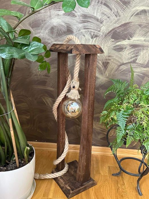 Lampa drewniana stojąca