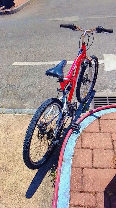 Bicicleta com travões de disco em bom estado