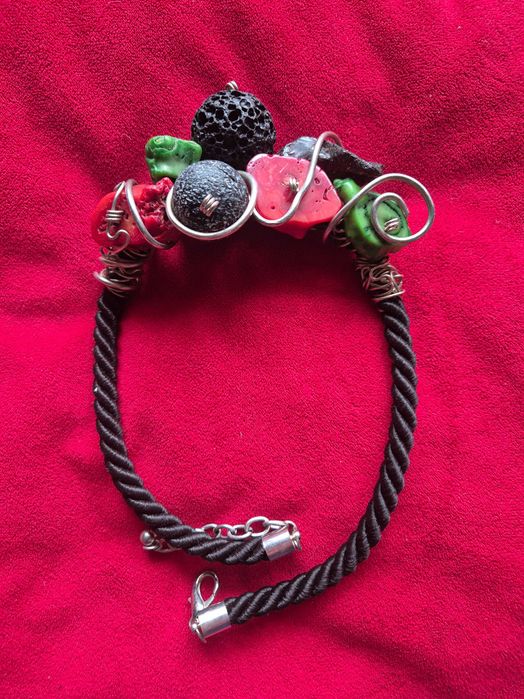 Unikatowy naszyjnik z kolorowymi kamieniami