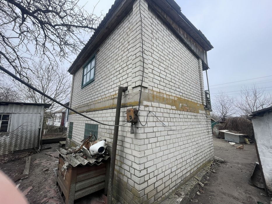 Добротна садиба , індивідуальне опалення , велика ділянка