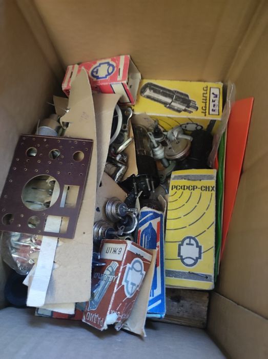 Радіодеталі , різні та лампи