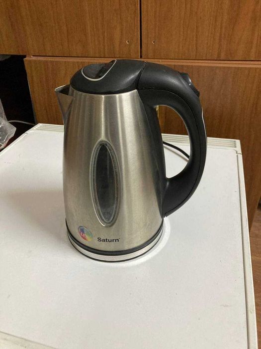 Продаю електрочайник Saturn (1.7 л)