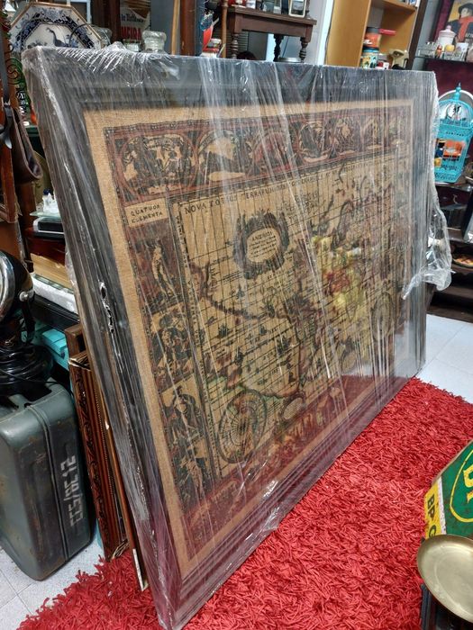 Grande quadro representando o mapa mundo, em serapilheira  

1,40