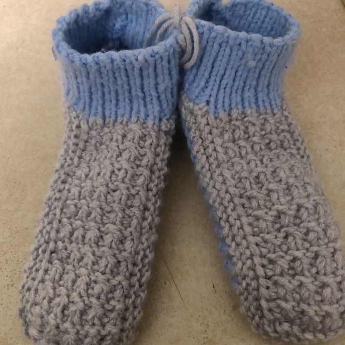 Жіночі в'язані шкарпетки-слідки.