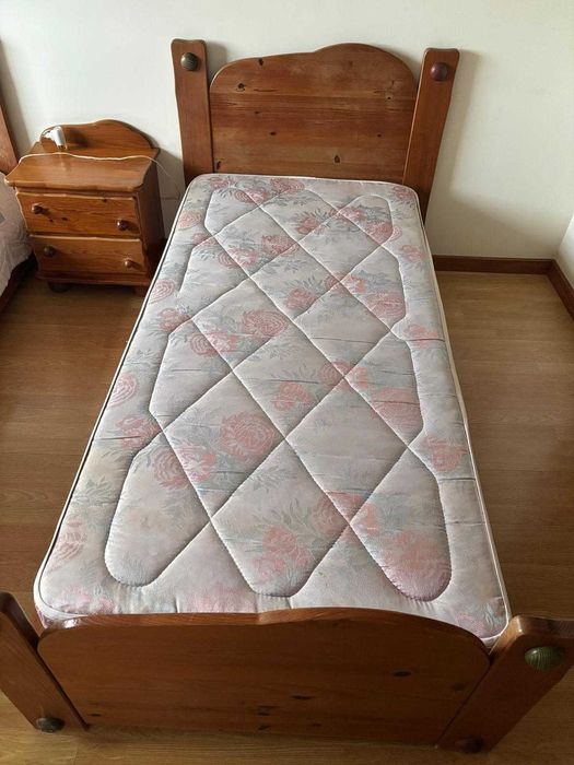 Mobília de quarto individual em madeira de pinho maciço