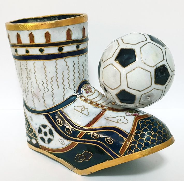 Jarra em forma de bota e bola de futebol em cloisonné