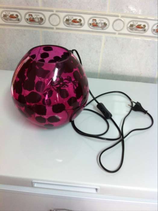 vendo candeeiro de mesa rosa forte em excelente estado