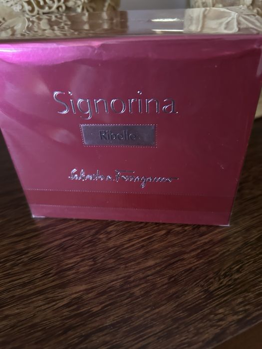 Perfume novo 100ml Signorina Ferragamo