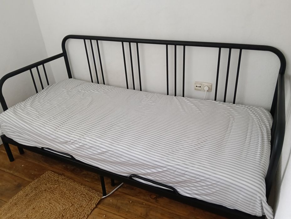 Cama dupla Ikea fyresdal com dois colchões