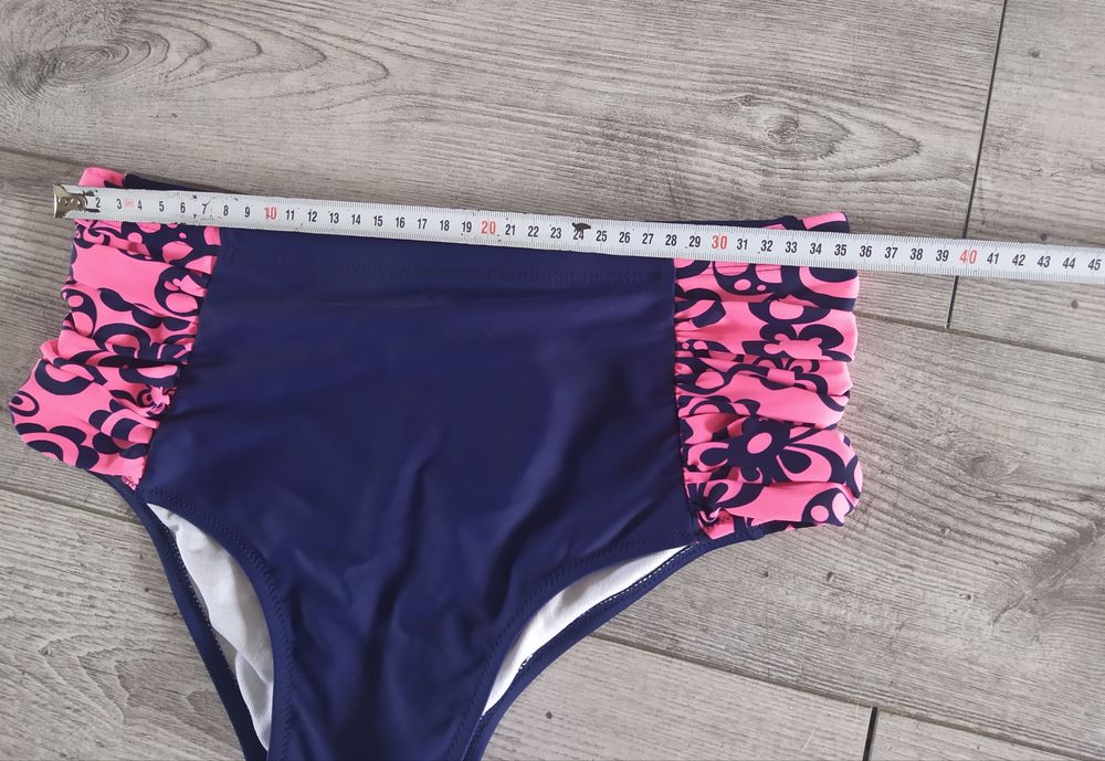 Dwa stroje kąpielowe damskie