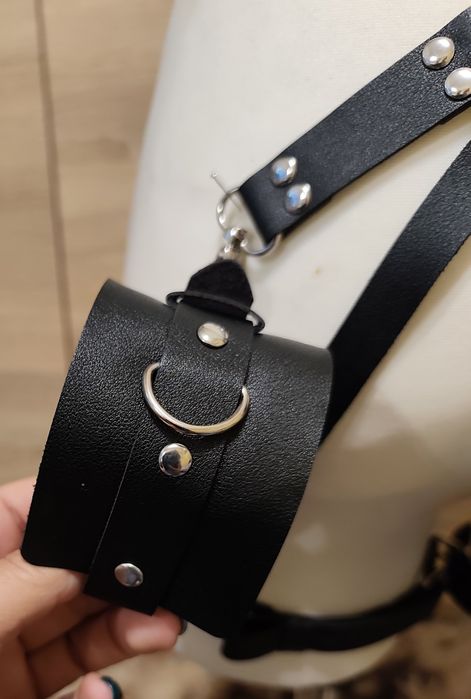 Harness z ekologicznej skóry z kajdankami