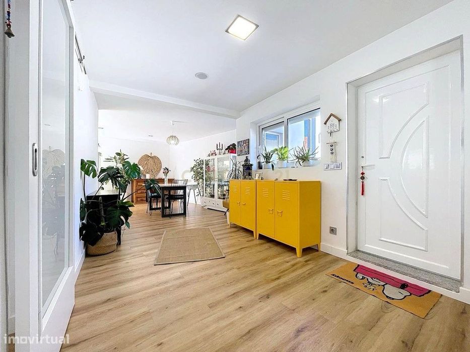 Moradia T3 Como Nova com Piscina, Jardim, Garagem e Espaço de Escritór