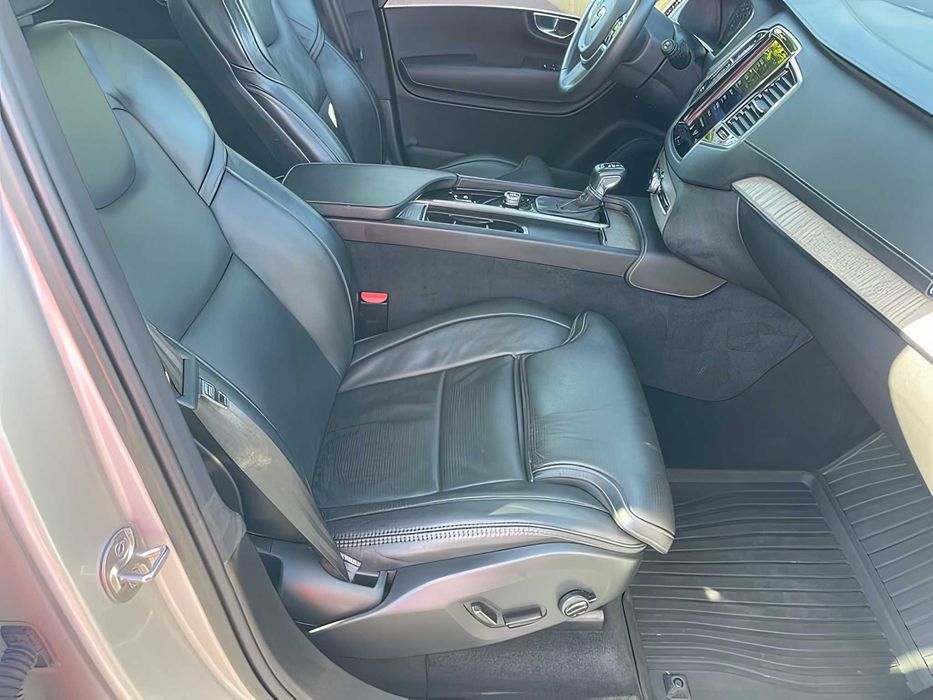 Volvo XC90      2022