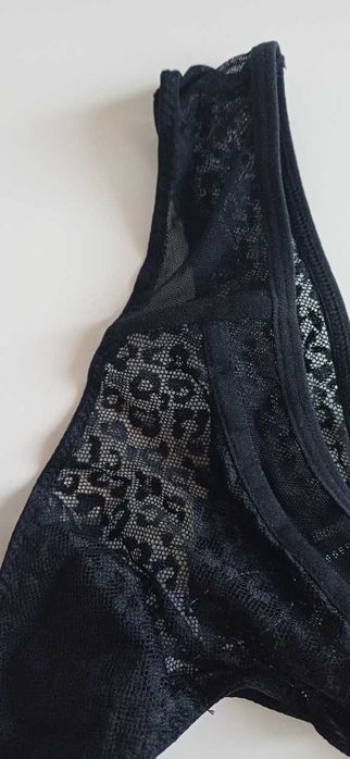 Czarne stringi w panterkę