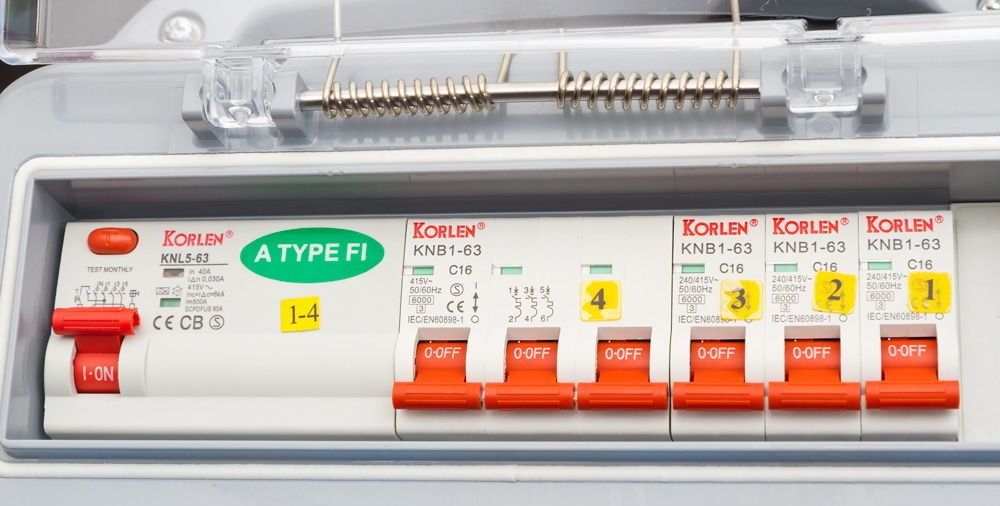 Quadro Disjuntor de distribuição 16A 400V Segurança: IP44. AP28