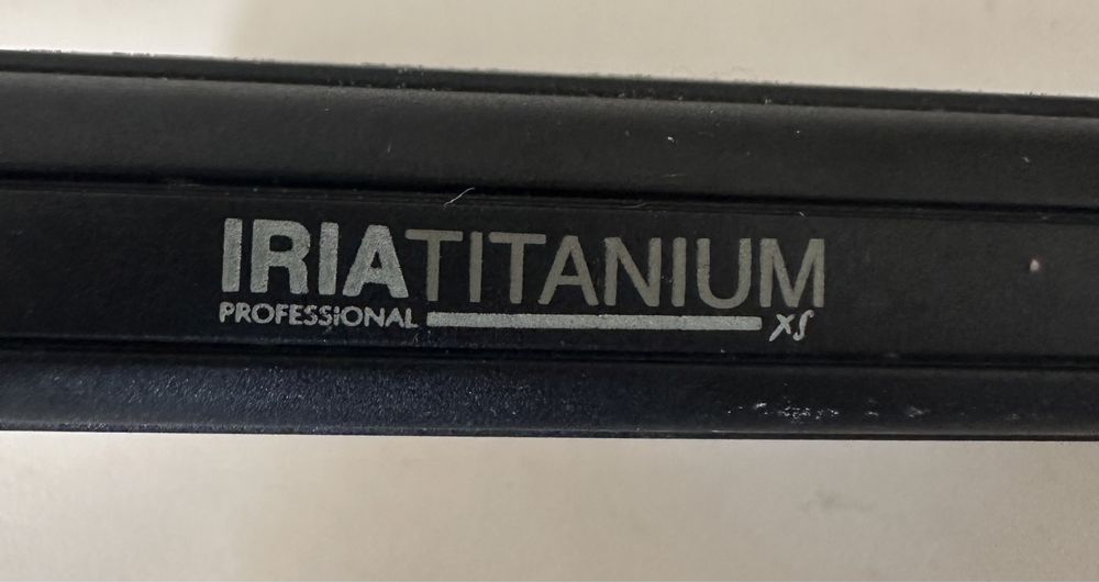 Mini alisadora de cabelo Iria Titanium Profissional