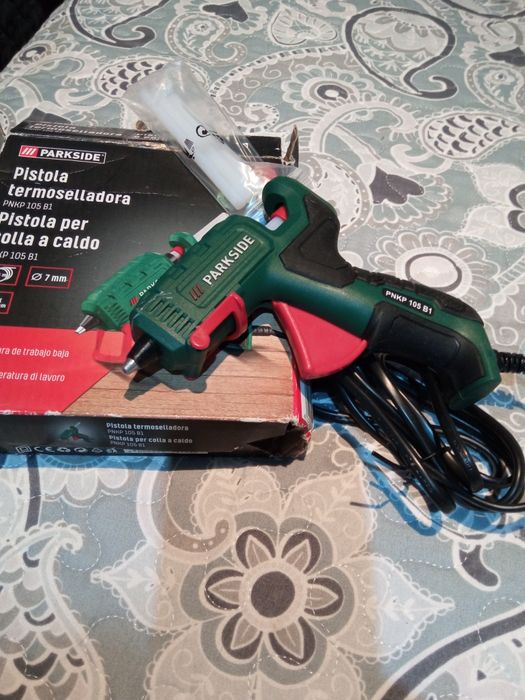 Pistola de cola quente nova e óculos de proteção