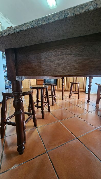 Mesa de cozinha rústica com granito + bancos e cadeira corrida