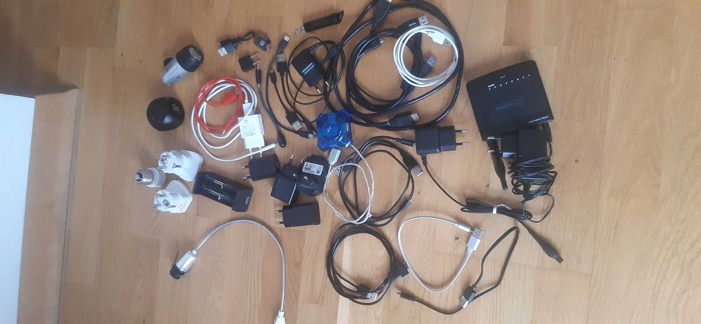 Kable i różne akcesoria do komputera