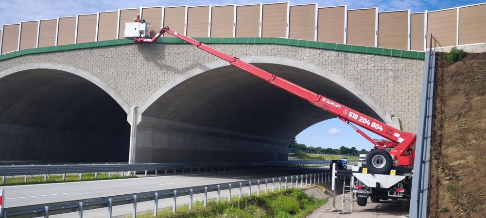 Podnośniki koszowe terenowe wynajem ,od 22 .do 70 metrów roboczych