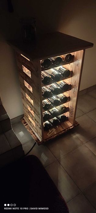 Garrafeira Artesanal Única em Pinho – Iluminada, Detalhes Caixas de Vinho