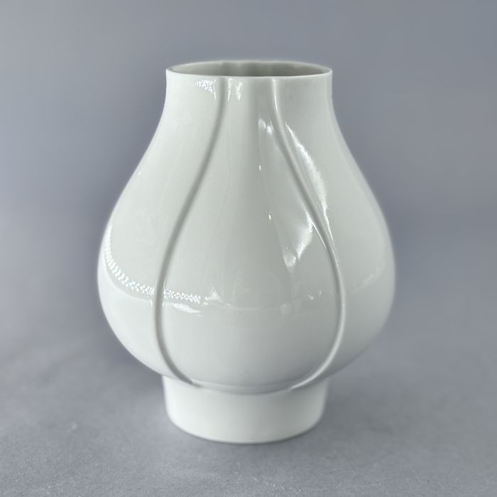 lata 70/80-te piękny designerski biały wazon porcelanowy