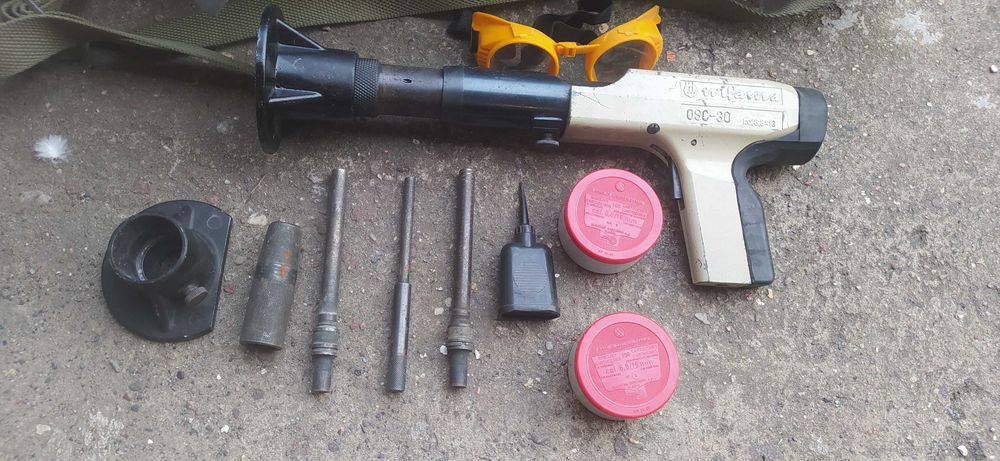 Pistolet, osadzak do kołków ,i gwożdzi. Prochowy