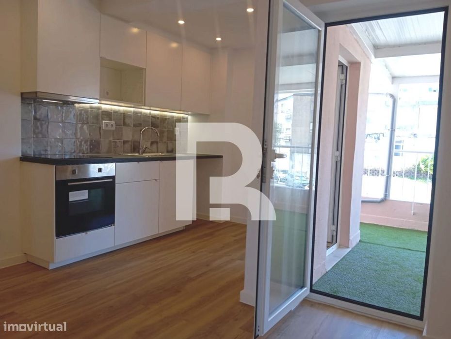 Apartamento T2 totalmente Remodelado c/ terraço em Queluz