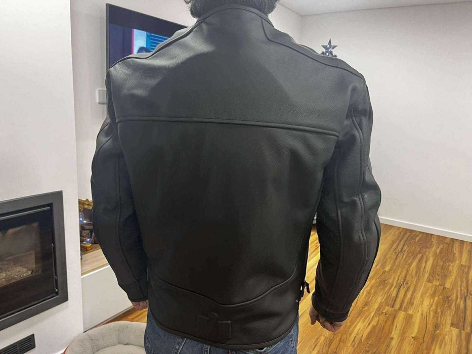 2 Casacos mota - um ICON (pele) e um Triumph - com proteções