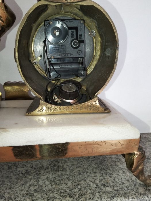 Relógio antigo com pedra mármore