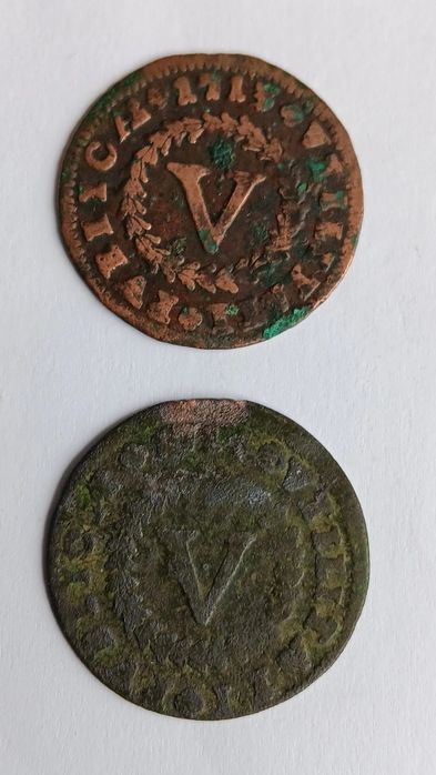 Moedas cobre D.João V de V réis, 1713e 14. Cada moeda 1 valor.