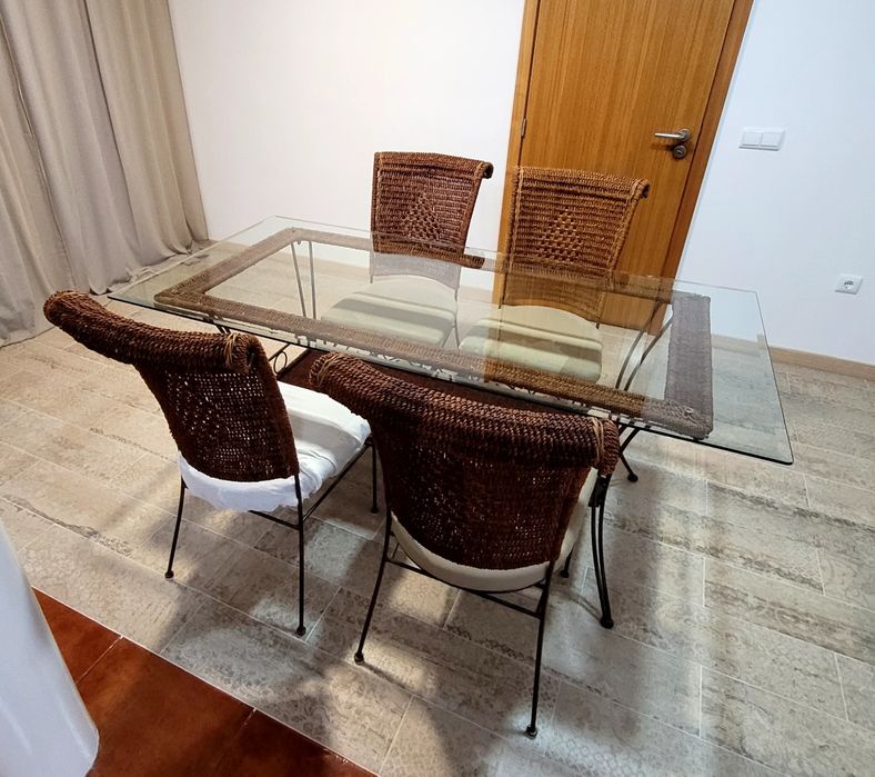 Excellent-condition dining table64284164395906122