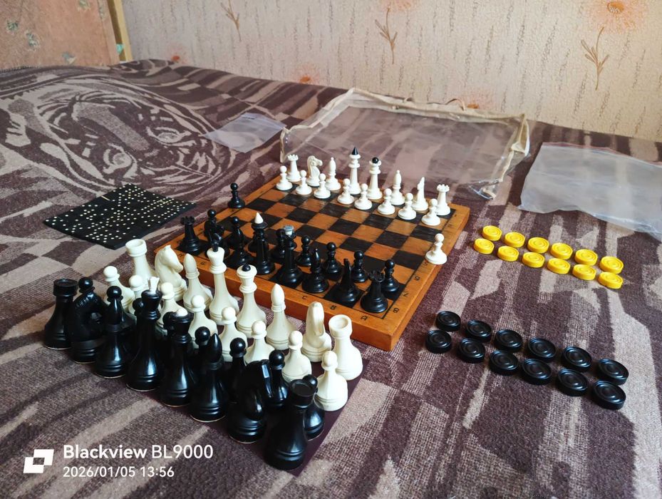 Шахматы,шашки,домино карболит - времён СССР 1979 год,доска 36 на 36 см