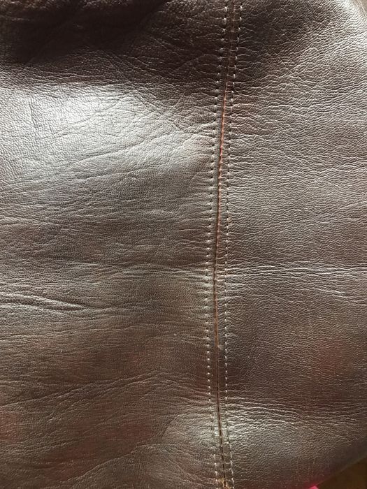 Puff castanho redondo em pele