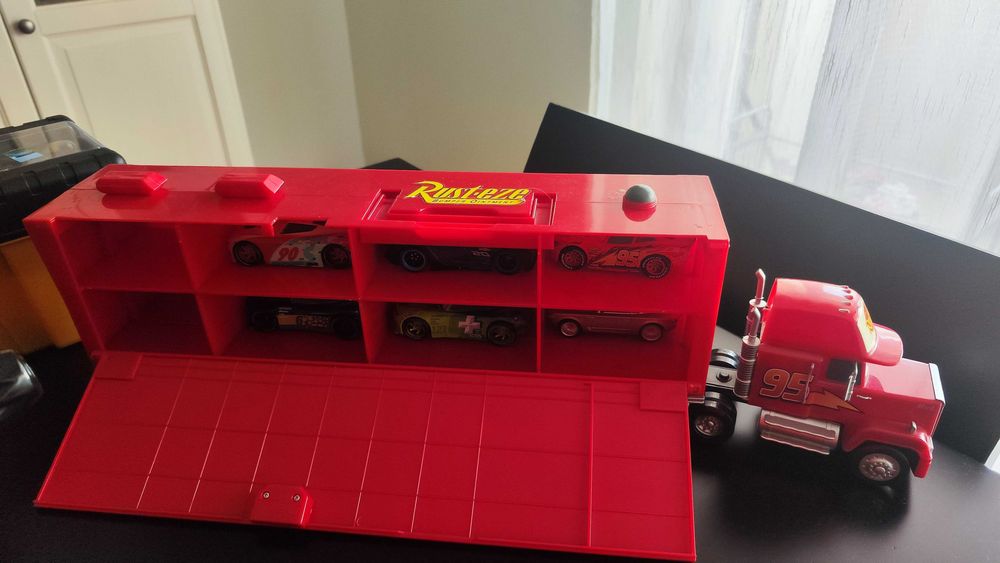 Lote de Brinquedos com Camião Faísca Mcqueen, ferramentas e outros