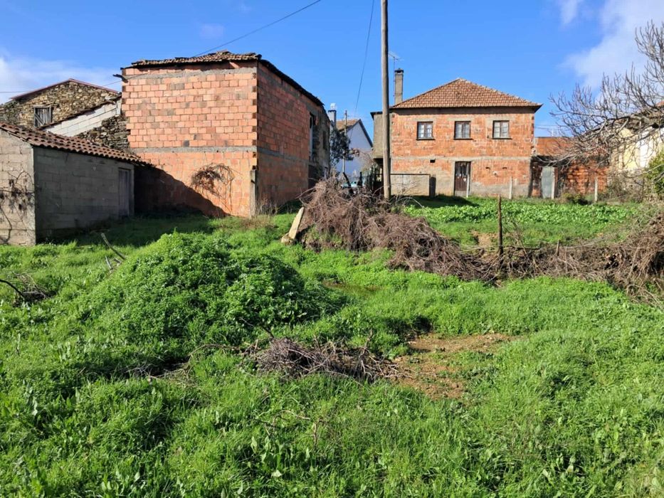 Vende-se Casa de habitação em Vilar Seco, Castro Vicente - Mogadouro.